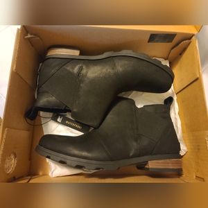 Emelie Chelsea Women's Sorel Booties